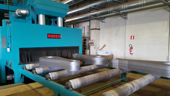 Granigliatrice a passaggio per lamiere profili e strutture piane, modello Lauco
