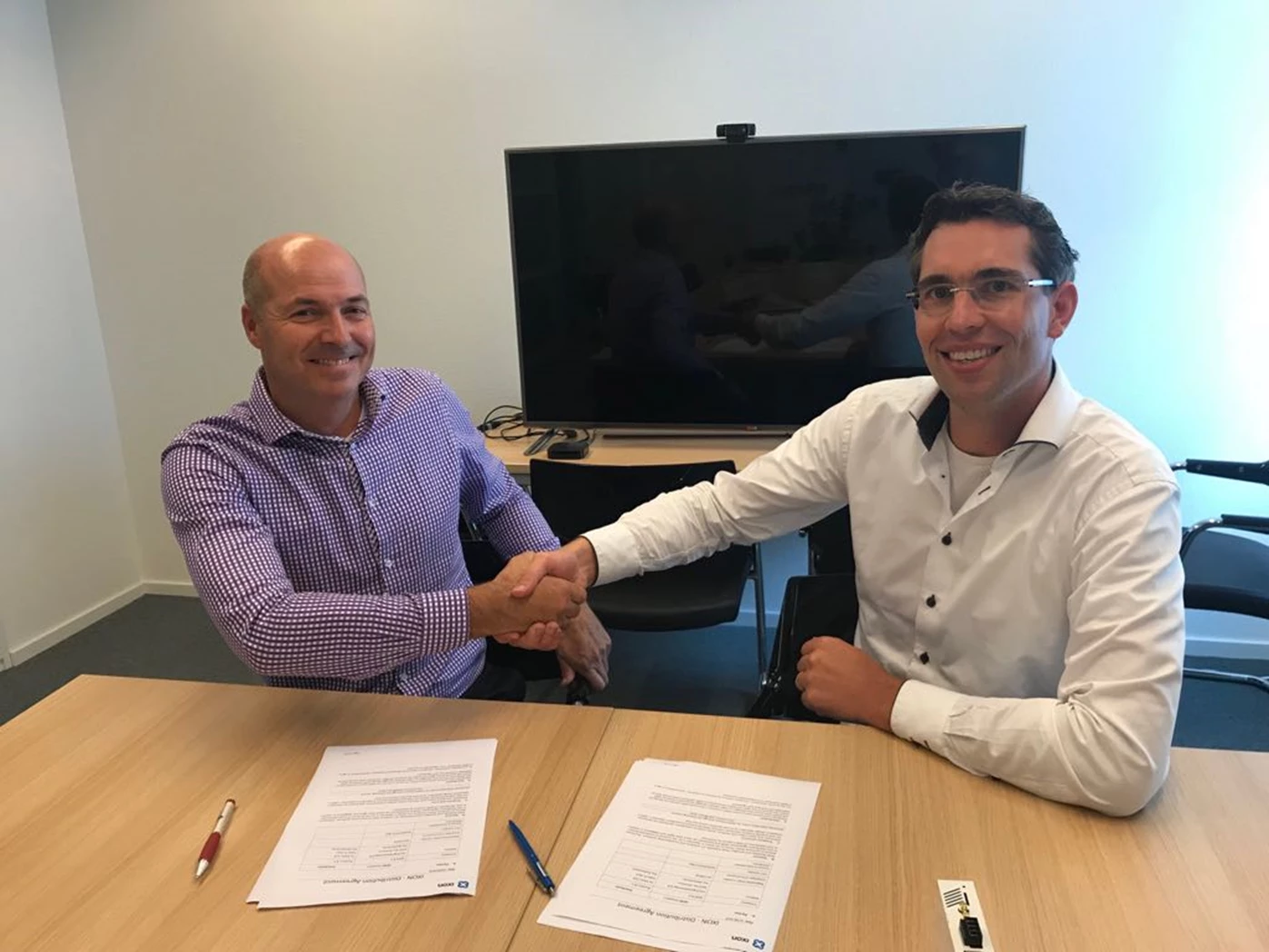 Luc Op den Buijsch from Routeco (Left) and Willem Hofmans from IXON (Right) shake hands on new Cooperation.