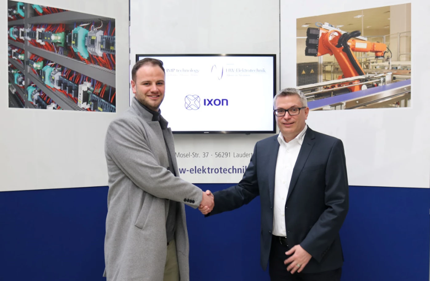 IXON Account Manager Lukas Schattenberg (links) und Norman Michel, Geschäftsführer von HW-Elektrotechnik
